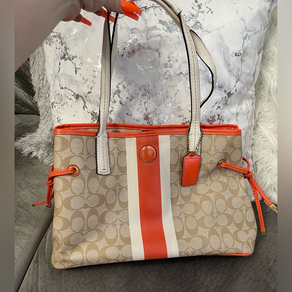Coach Tan Cream and Orange Shoulder Bag!🧡
